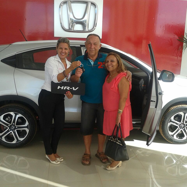 Srª Valdeci Melo e seu esposo Joaquim ao receberem o HR-V de Georgia Castro, promotora de vendas da Luz Autos