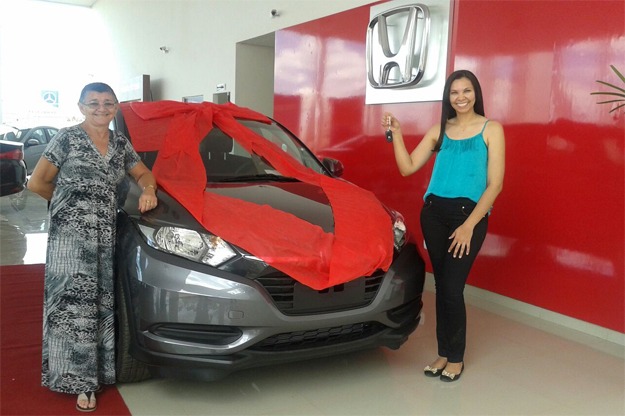 Srtª Ana Cristina e sua mãe, ao receber as chaves do HR-V das mãos de Georgia Castro, promotora de vendas da Luz Autos