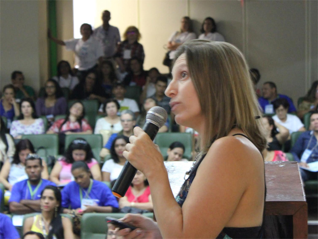 Professora de Farmácia da Ufob, Vanessa Rescia, ministra palestra na 5ª Conferência Municipal de Saúde de Barreiras