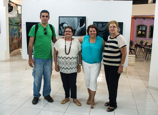 Müzell, Diana Macedo e Regina Moura, mãe do artista (primeira à direita)