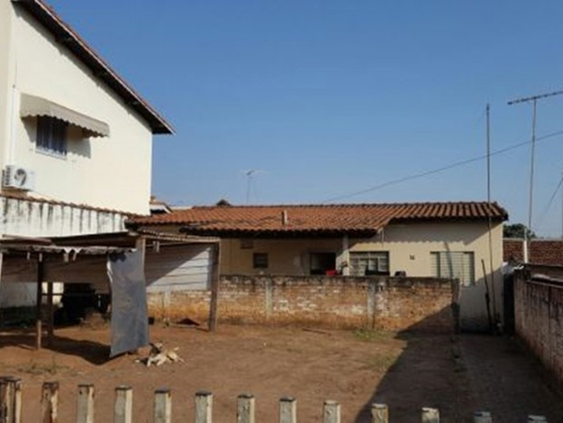 Casa onde jovem mora está fechada (Foto: Gazeta Interior)