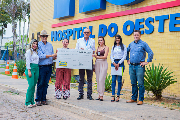Aiba entrega cheque com valor do ingresso solidário às obras Irmã Dulce no Hospital do Oeste